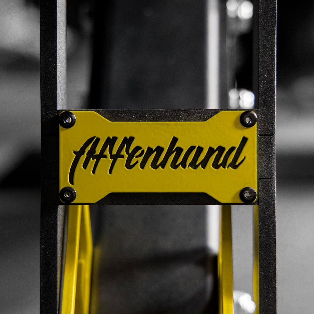 Affenhand Schrägbank mit dem Affenhand Logo im Vordergrund