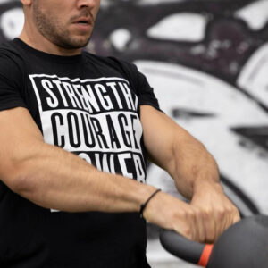 kettlebell-strenght-courage-power-shirt-affenhand Training mit Sportshirt und Kettlebell