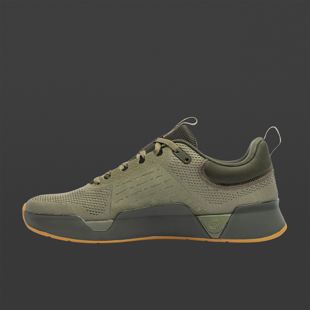 While on Earth Move Trainer Forest Olive, Seitenansicht: robuster Aufbau für stabile Reps und lange Tage.