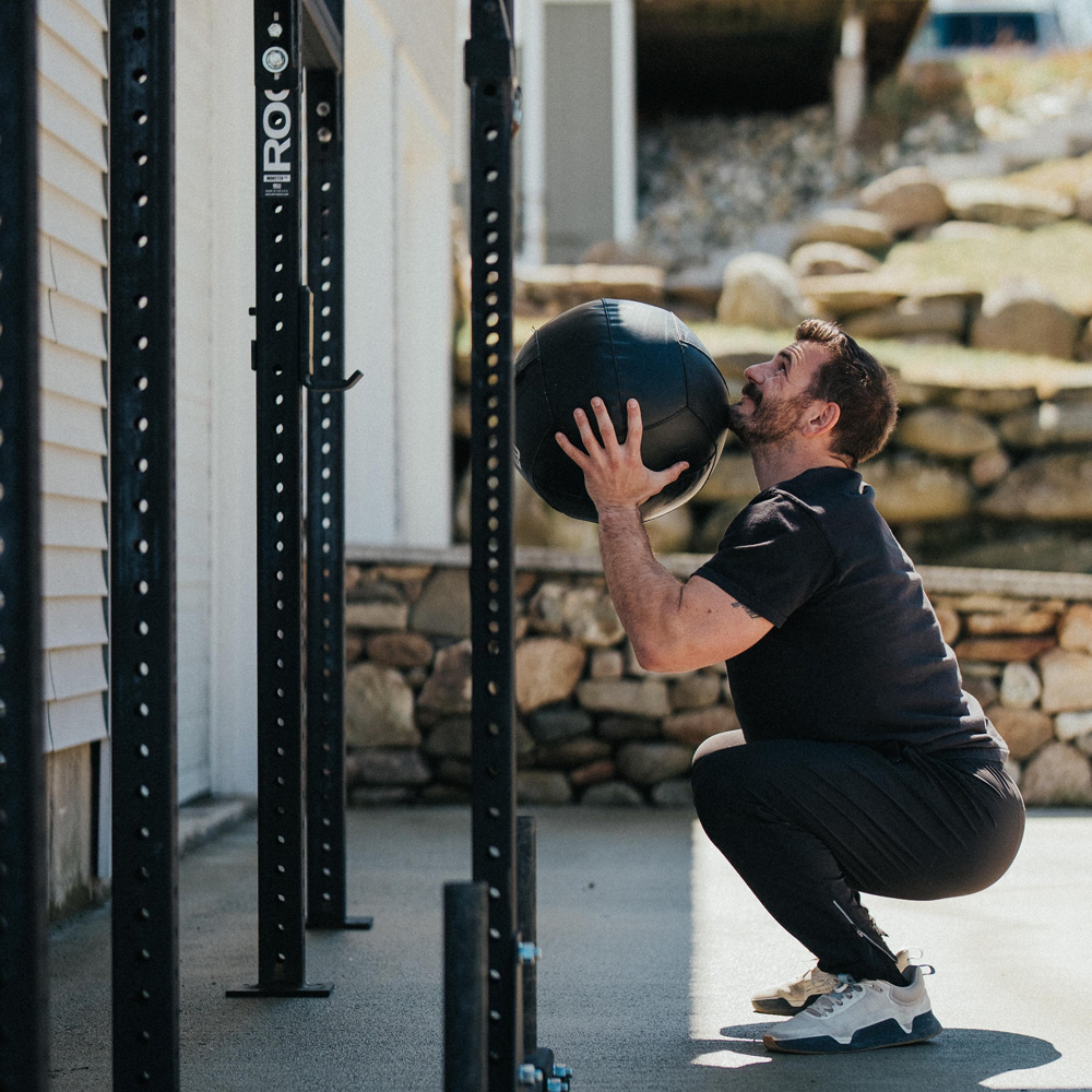 move-trainer-schuhe-mat-fraser While on Earth Move Trainer beim Wall-Ball-Squat draußen: stabiler Stand, damit du den Ball hoch bekommst, nicht Ausreden.