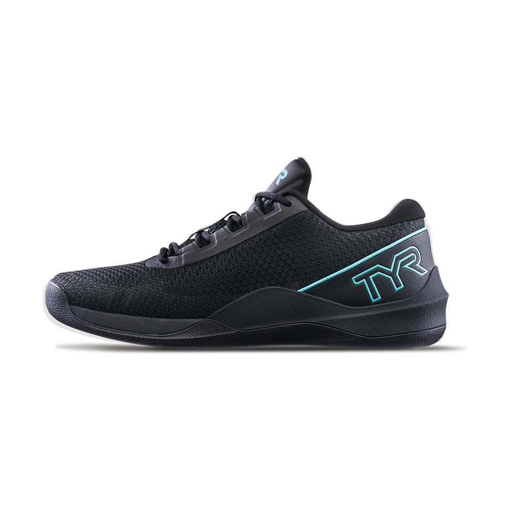Schwarzer TYR CXT-2 Trainingsschuh mit mintfarbenen Details, TYR-Logo an der Ferse und flachem Profil, seitlich auf weißem Hintergrund fotografiert.