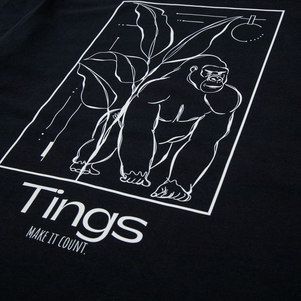 Detailaufnahme des Affenhand-Shirts an Kiara Klugs Oberarm