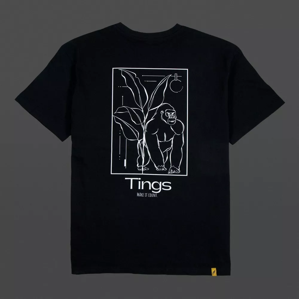 Rückseite des Kiara-Klug-Support-Shirts mit großem Affenhand-Print und ihrem persönlichem Desing.