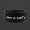 2POOD PRVN Belt – schwarzer Gewichthebergürtel mit weißem „LEAVE NO DOUBT“-Schriftzug und gelber Krone auf dunklem Hintergrund.